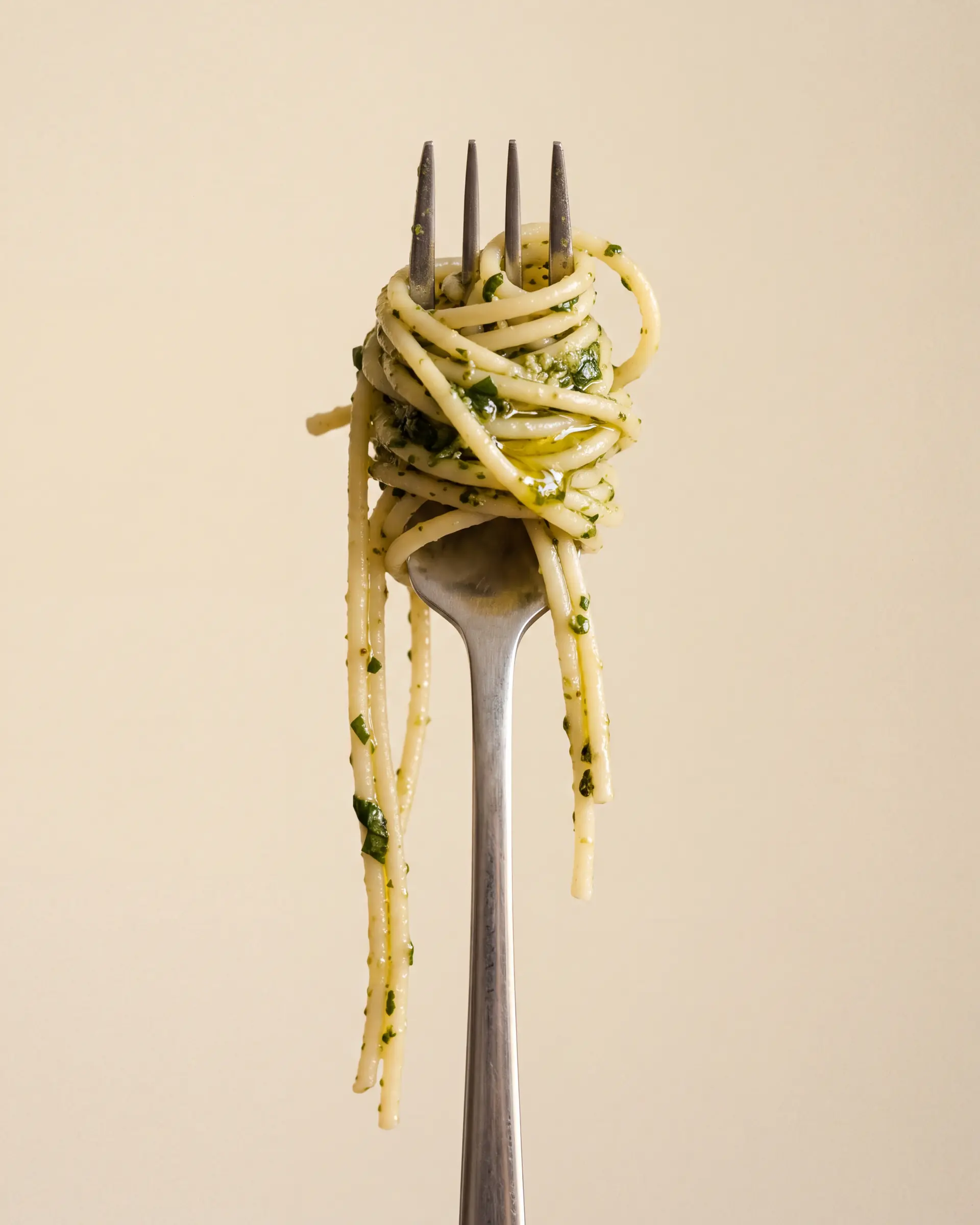 Garfo erguido com spaghetti ao pesto enrolado, símbolo da Massa na Rua